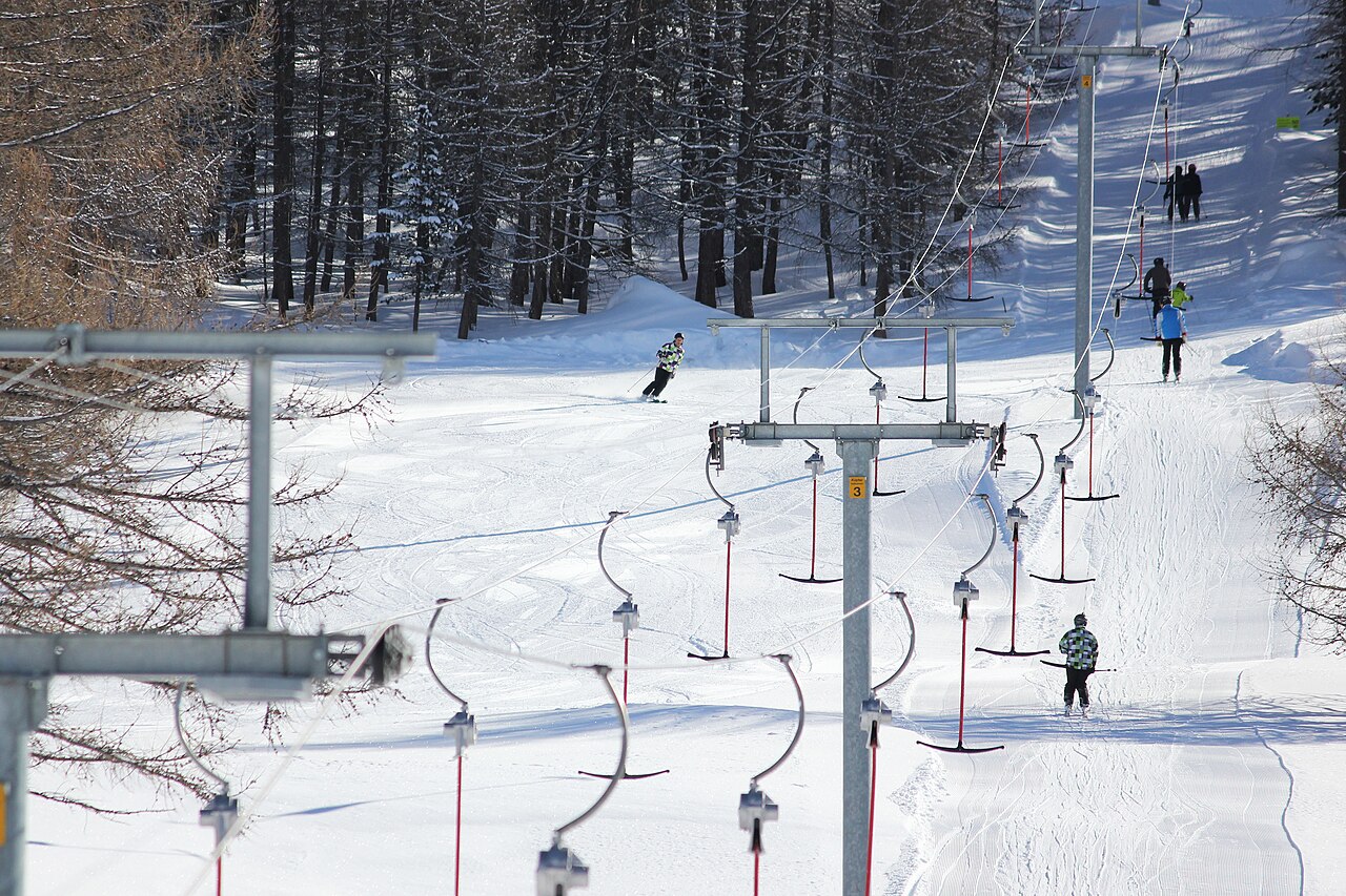 Gspon — ski lift and slope. Photo: A. Aebi. Archive image; resized.