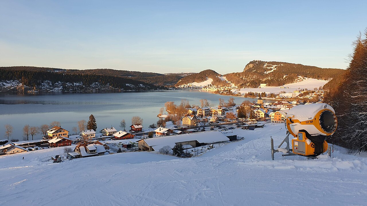 L'Abbaye — winter slopes overlooking the lake. Photo: Kfluckiger. Archive image; resized.