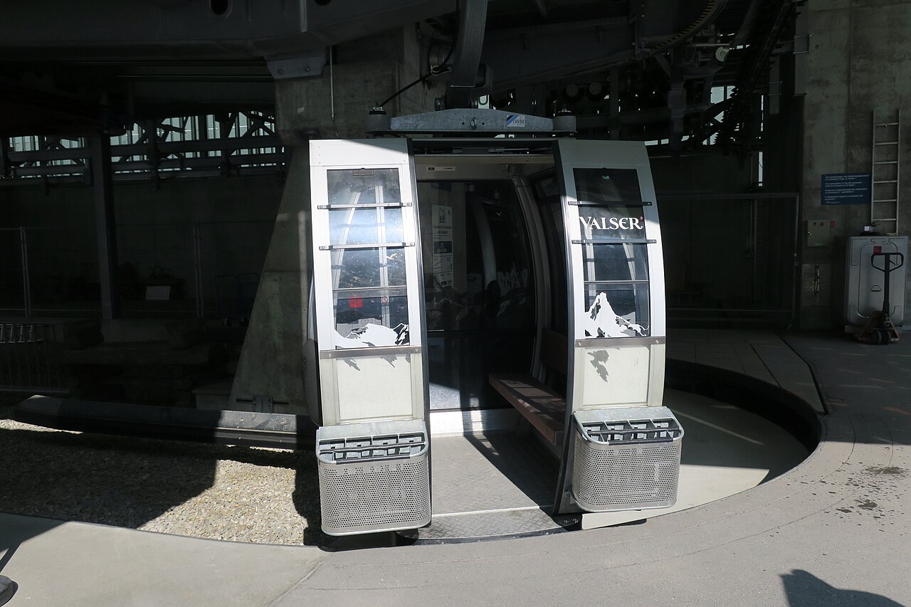 Vals — cable-car cabins for Gadastatt. Photo: Roxaneweb. Archive image; resized.