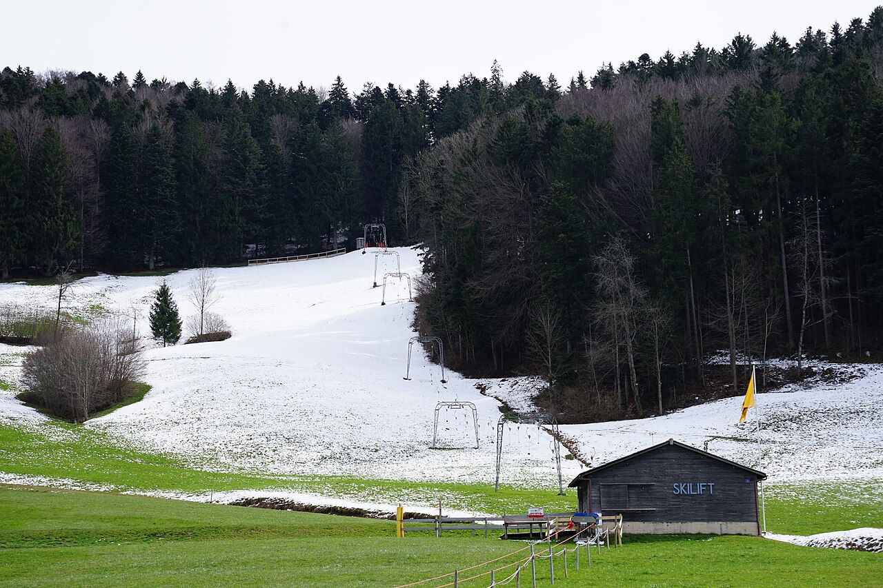 Bäretswil — ski lift at the end of the season. Photo: Albinfo. Archive image; resized.