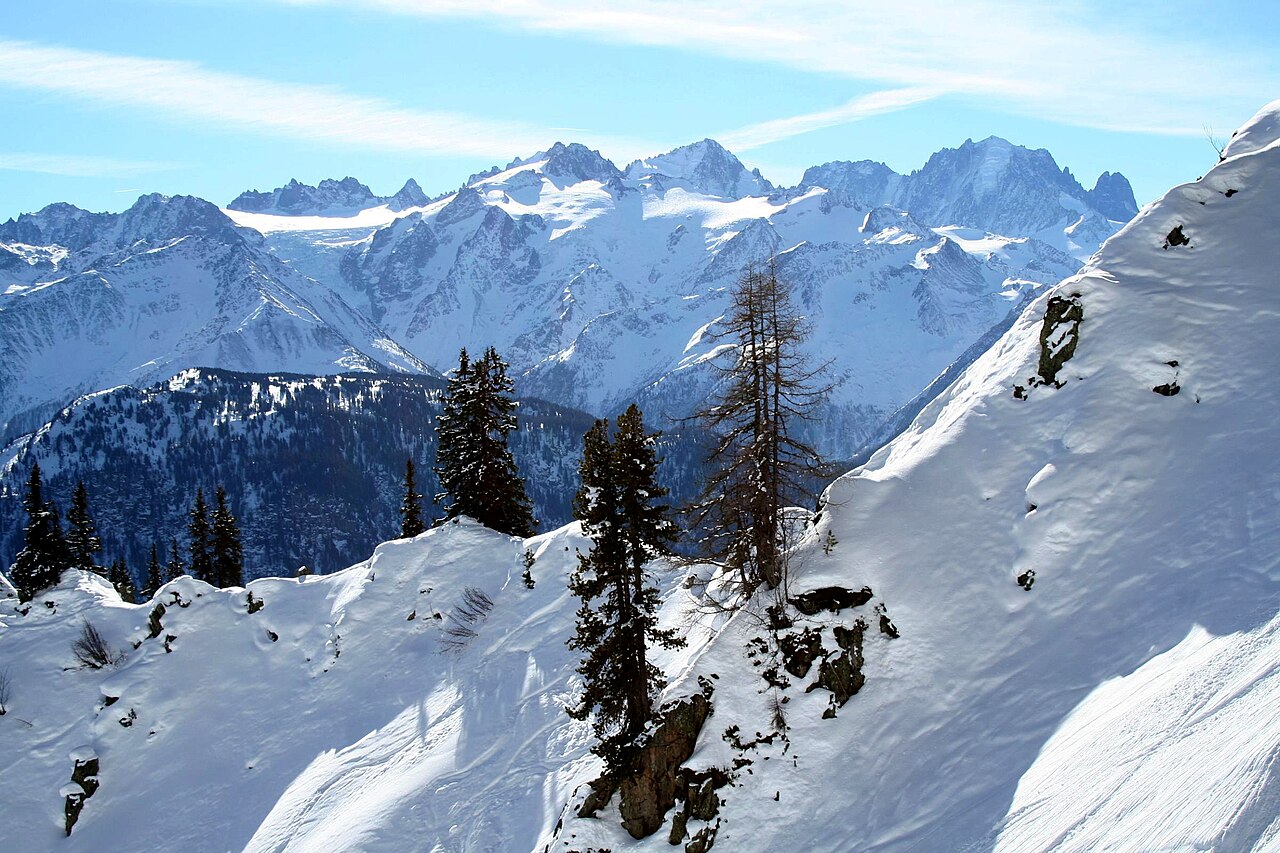 Les Marecottes — winter view from the ski slopes. Photo: Pmau. Archive image; resized.