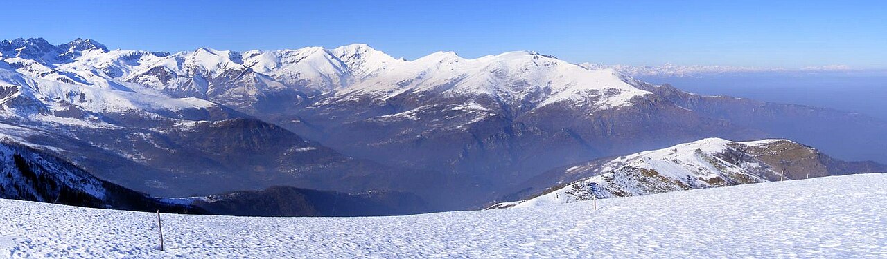 Pian Munè — mountain panorama from the ski trails. Photo: F Ceragioli. Archive image; resized.