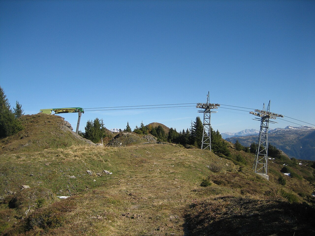 Sarn Heinzenberg — Sarner Höhi lift station in summer. Photo: Capricorn4049. Archive image; resized.